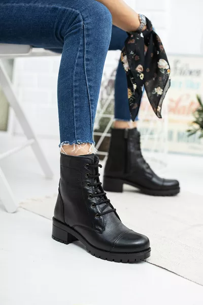 حذاء نسائي جلد طبيعي أسود من نوع بوستال 