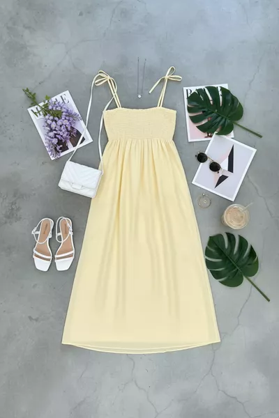أصفر – فستان نسائي طويل صيفي قطن – حمالات قابلة للربط من الكتف مع تفاصيل تجعيد بدون بطانة