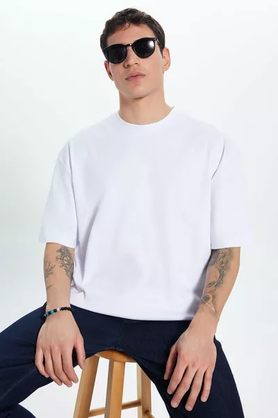 Унисекс оверсайз с широким кроем, % хлопок, мягкая текстура, базовая белая футболка с круглым вырезом