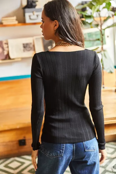 كنزة صوفية نسائية سوداء بياقة مربعة وعروات سميكة 