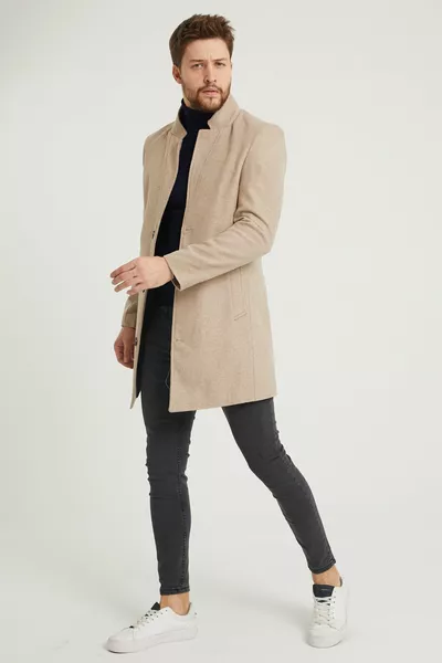 معطف رجالي بيج بقصة ضيقة وياقة عالية من الصوف