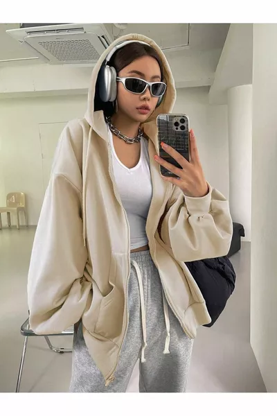 كنزة نسائية بأكمام بالون بسحاب وتفصيل بغطاء رأس باللون البيج