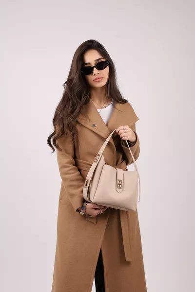 حقيبة يد وكتف نسائية مع حزام قابل للتعديل، بتفاصيل قفل ذهبية من نوع فيزون مع إكسسوارات