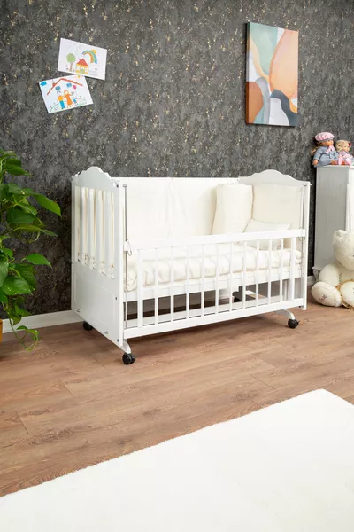 سرير أطفال جانبي خشبي من MDF، سرير أطفال قابل للتأرجح مع طبقات لامعة، قابل للتعديل أربعة مستويات، وسرير بعجلات