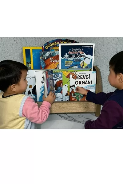 رف كتب خشبي من مونتيسوري عملي جدًا