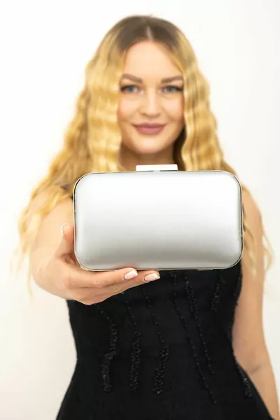 حقيبة يد نسائية فضية مصنوعة من القماش للسهرات