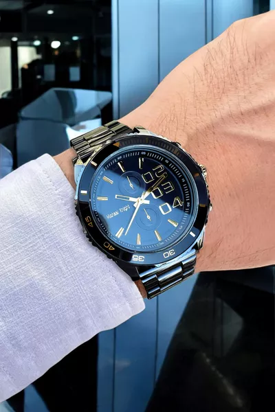 Armbanduhr mit Stahlarmband in spezieller Verpackung 