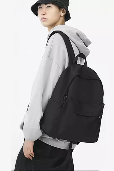 حقيبة ظهر مدرسية سوداء بسيطة بأسلوب K