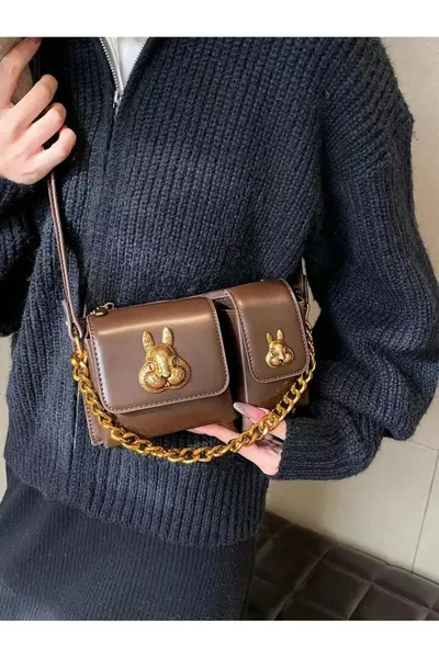 Damentasche mit braunem Eichhörnchen-Accessoire-Detail im Baguette-Design