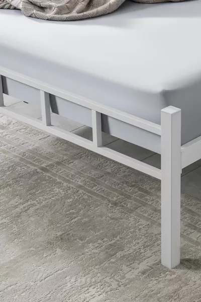 سرير معدني، سرير معدني أبيض