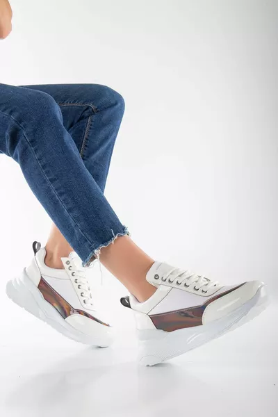 Белые женские кроссовки с лакированной кожей и голограммой Bonded