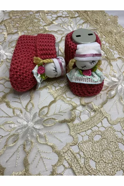 DOLL KNITWEAR BOOTIES WITH TOY FIGURES