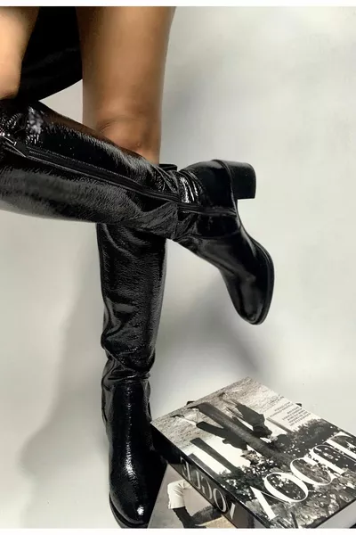 Schwarzes Crinkle-Lackleder mit dicken Absätzen Lange Damen-Stretch-Stiefel mit seitlichem Reißverschluss