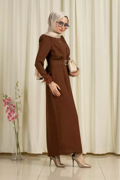 Venus Arm Feather Gedetailleerde Avondjurk-bruin