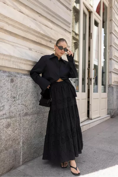 Schwarzer elastischer, gefütterter Rock mit Stickerei