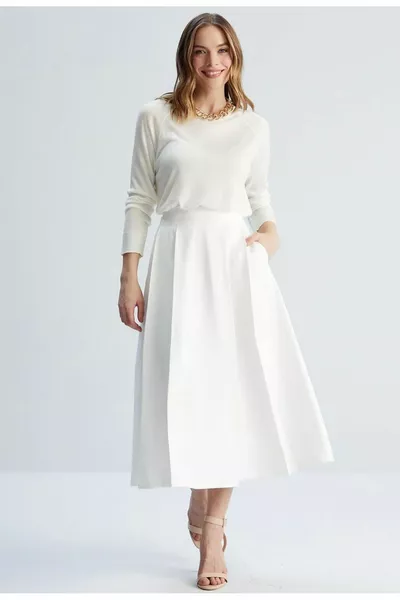 Plisseefarbener weißer ausgestellter Rock