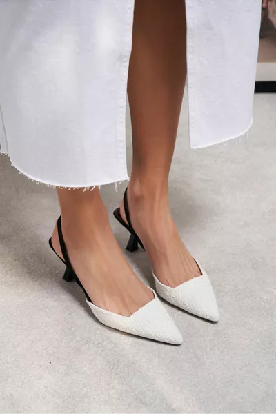 بساط أبيض مدبب من بوني