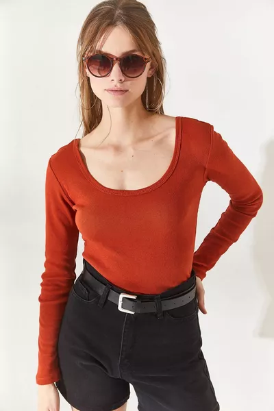 Camicetta da donna con scollo largo 