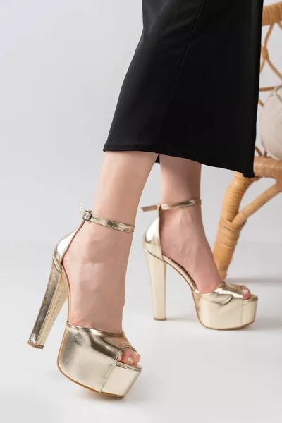 الموسم الجديد الذهب منصة معدنية حزام الكاحل أنيقة قسط المرأة أحذية السهرة