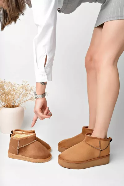 المرأة عارضة نصف الأحذية الصغيرة مع عناق مضمونة ريشة نعل سميكة