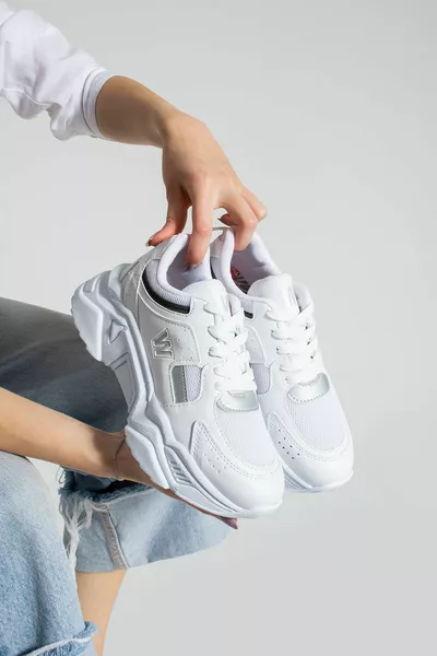 Бели дамски маратонки с висока подметка