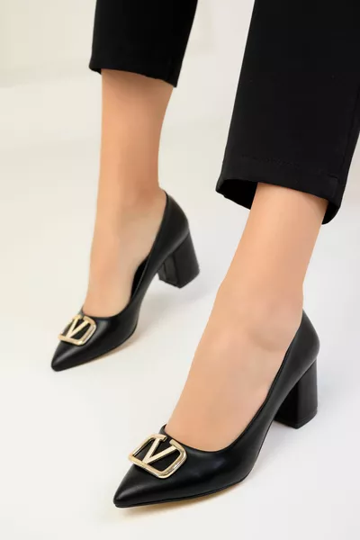 حذاء بكعب كلاسيكي نسائي من الذهب الأسود 