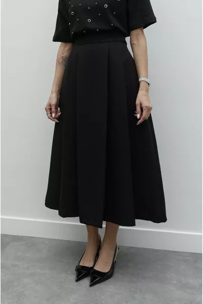 تنورة واسعة بطيات سوداء