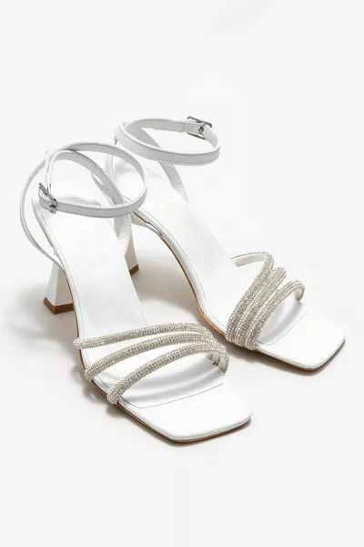 صنادل نسائية بيضاء بكعب عال