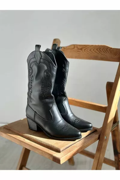 Cowboy-style short knee-length boots with black skin toe and embroidery on the sides