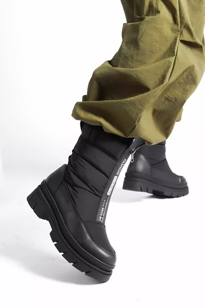Bottes de neige noires en fourrure à fermeture éclair sur le devant