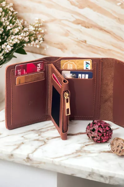 Accessorio portacarte portafoglio marrone elegante in morbida pelle da donna con bottoni a pressione e cerniere