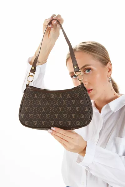 Дамска кафява шарена регулируема крос-рамо чанта за багета с кръстосани ръце и рамо