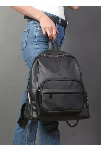 Waschen Sie den Rucksack aus Leder