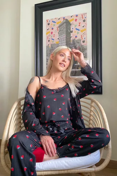 طقم بيجامة بيغاسوس نسائي مع ثوب بنقشة الفراولة