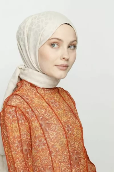 Шал с шарка на цъфтеж от слонова кост