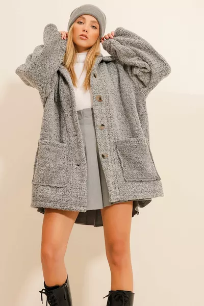 Женская плюшевая куртка оверсайз без подкладки спереди мраморно-серого цвета с двойным карманом на пуговицах
