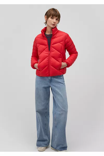 معطف مبطن أحمر برقبة عالية 