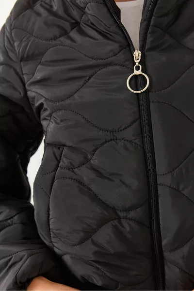 سترة نسائية قصيرة منفوخة مقاومة للماء برقبة عالية 