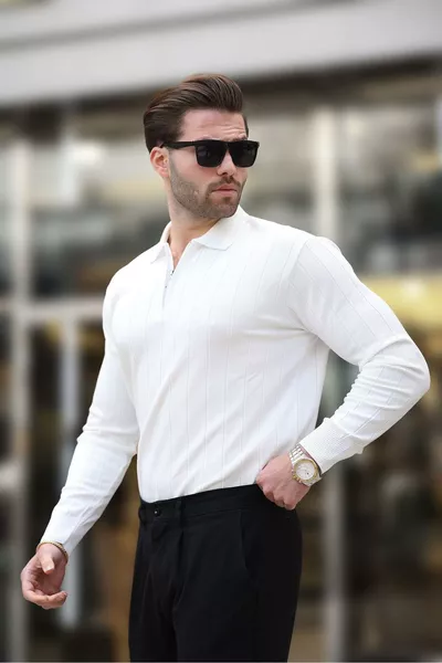 كنزة صوفية بيضاء بياقة بولو بسحاب 