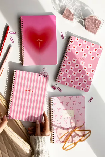 دفتر مدرسي مربع  ورقة مع غلاف كرتوني حلزوني ، مجموعة من 4 دفاتر - جدول دراسي، شريط وردي على شكل قلب