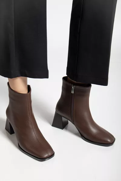 حذاء نسائي بكعب عالٍ أنيق من جلد البقر