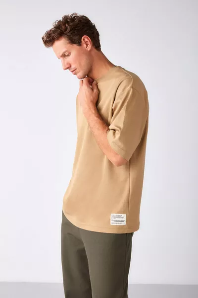تي شيرت بيج واسع الحجم من جويل للرجال، قماش سميك من القطن العضوي ٪، تفاصيل ملصقة بنسيج خاص