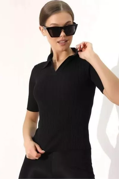 بلوزة صوف نسائية برقبة بولو سوداء 