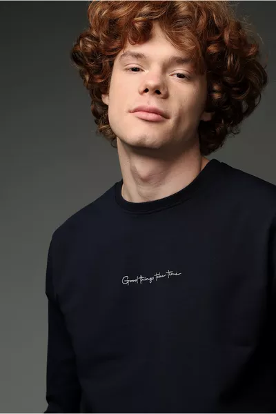 سويت شيرت قطنية مطرزة بياقة دائرية