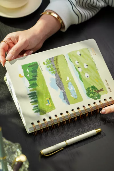  тефтер с спирала  см за  г. -  месеца