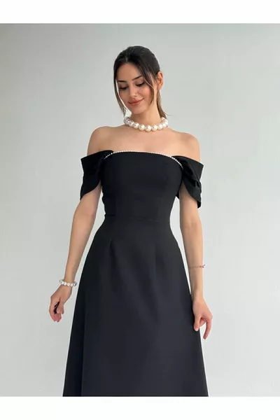 Özel Tasarım İnci Detaylı Madonna Yaka Siyah Abiye Elbise