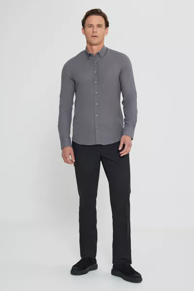 قميص رجالي بأزرار وياقة مربوطة من الكتان الرمادي الداكن، مصنوع من القطن %، قماش قابل للتنفس، بقصة ضيقة