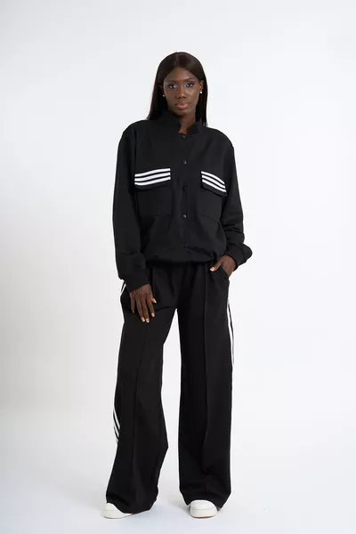 طقم رياضي بوجود سترة مخططة