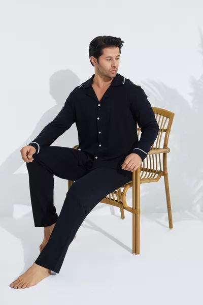 طقم بيجامة رجالي أسود من القطن مع ياقة وقبضة أزرار