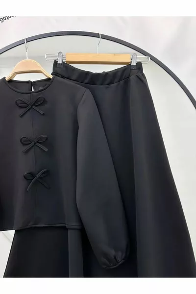 طقم بتنورة مع تفاصيل فيونكة